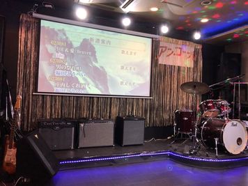 ステージ - ライブスナック　アンコール バーカウンター、ステージのある広々したレンタルスナックの室内の写真