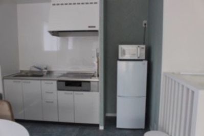 キッチン（電子レンジ、冷蔵庫、コーヒーメーカー、トースター、ホットプレート） - エアポートテラスの室内の写真