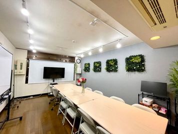 【Good Space三軒茶屋】三軒茶屋徒歩3分の好立地！ レンタル会議室｜55インチ大画面TV・DVD視聴可能｜[906]の室内の写真