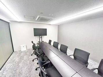 長テーブルタイプのレイアウト例です。 - relark大宮　貸し会議室 No.102大会議室【可動式机タイプ】（レイアウト変更可）の室内の写真