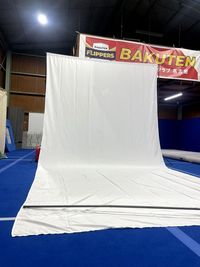 白幕が４セットございます。 - バク転パーソナル2nd アクロバット練習にぴったりな体操教室のレンタルスタジオの設備の写真