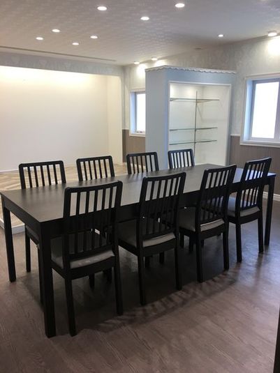 メインルームは机、椅子８脚（他にロッキングチェア２、腰当付き椅子２、メイク室に２） - レンタルスペース「If」 多目的スペースの室内の写真