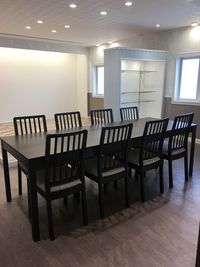 メインルームは机、椅子８脚（他にソファ１０，ロッキングチェア２、腰当付き椅子２、メイク室に２） - レンタルスペース「If」 多目的スペース　レンタルスペース「If」の室内の写真