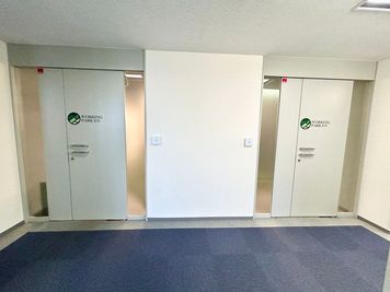 【4階エレベーターを降りて右手に共有扉があります。】 - WORKING PARK EN＜リビエラ南青山ビル＞ 406号室の入口の写真