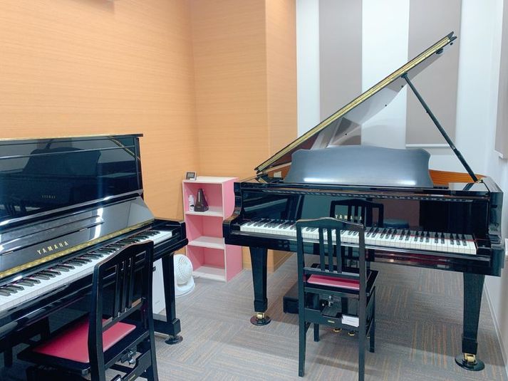 グランドピアノ１台　アップライトピアノ１台使用可能です。 - ミュージックアベニュー高松 グランドピアノ練習室　Room２の室内の写真