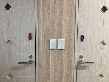 お手洗いは男女別でご用意。 - いいオフィス下北沢 6名会議室(A-7)の室内の写真