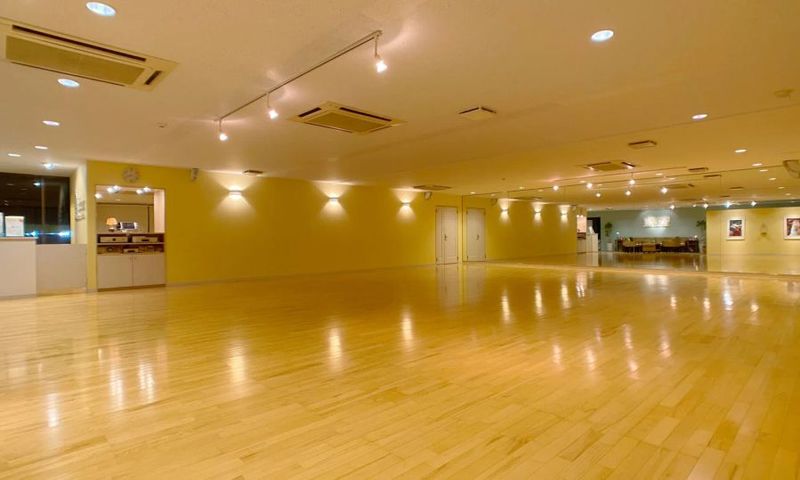 大型鏡にクッション性の効いたダンス専用床 - エデンズ・ダンススタジオ レンタルスペースの室内の写真