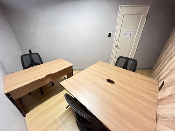 1名でも2名でも3名でも1時間880円【S-8】★ドア付きなので周りの目を気にせずに広々とご利用いただけます。 - いいオフィス南越谷