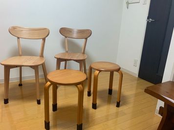 木製の椅子4脚プラスベンチ型の椅子（2名着席）最大6名様まで座ってミーティング会議可能になります。 - レンタルサロン「サロン・ド・アプリコット新橋」 サロン・ド・アプリコット新橋の設備の写真
