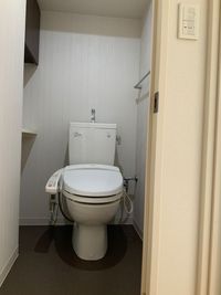 広々としたトイレになります。男性のご利用者様、座ってのご利用お願いしております。 - レンタルサロン「サロン・ド・アプリコット新橋」 サロン・ド・アプリコット新橋の室内の写真
