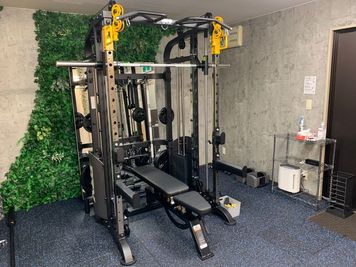 【JR錦糸町駅北口徒歩2分】オールインワンラック完備！大きな鏡と広々トレーニングエリア｜ウォーターサーバー・体組成計・Wi-Fi - ミライトジム錦糸町