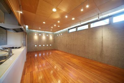外の光を絶妙に取り込み空間が自然と調和され和める空間を演出してくれます。入り口/玄関側からのスペース内の写真。照明スイッチの様々な組み合わせで演出してください。 - 調布三鷹レンタルスペース  キッチン&マルチスペース【調布🎉三鷹🎉吉祥寺】最大6名プランの室内の写真