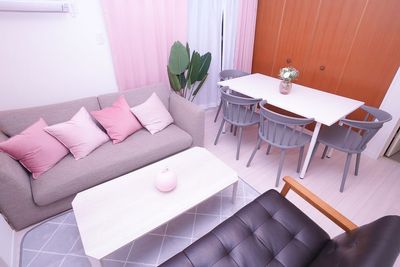 ハナスペース東上野 50型テレビ！上野駅徒歩3分ピンクの可愛いお部屋の室内の写真