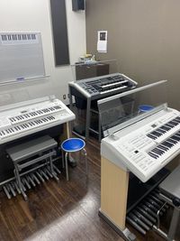 M部屋の室内です。
楽器は、アップライトピアノ(YUS３)、エレクトーン(ELB-02・ELS-02C)をご用意しております。 - ミュージックアベニューつくば ヤマハミュージック直営教室(M部屋)の室内の写真