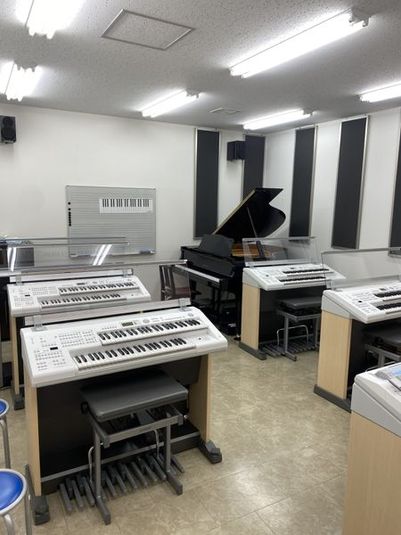 室内の写真です。
楽器はYAMAHAグランドピアノ(C1・C3)、エレクトーン(ELB-02・ELS-02C)をご用意しております。 - ミュージックアベニューつくば ヤマハミュージック直営教室(L部屋)の室内の写真