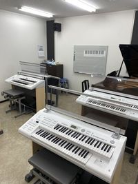 室内の写真です。
楽器はYAMAHAグランドピアノ(C1・C3)、エレクトーン(ELB-02・ELS-02C)をご用意しております。 - ミュージックアベニューつくば ヤマハミュージック直営教室(L部屋)の室内の写真