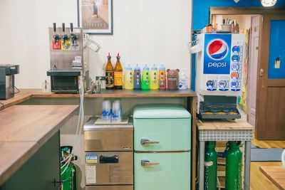 【冷蔵庫・電子レンジ・製氷機・電気ポット】無料
冷蔵庫は81ℓと小型ですが、冷凍庫もちゃんとあります。
自動で大容量の氷を精製する製氷機も完備！ - studio Chill (なんばレンタルスペース） パーティースペース・撮影スペースの設備の写真