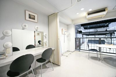 ２F・メイクルーム＆ミーティングルーム - 有限会社水谷スタジオ 本格白ホリゾント天井高６m写真＆動画撮影スタジオの室内の写真