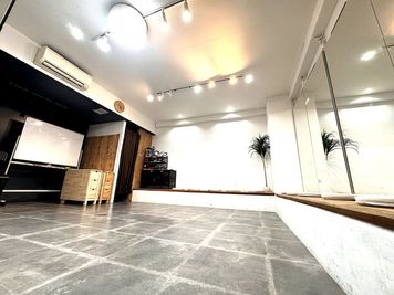 JK Studio 三宮 ウエストモンドビルB1 【地域最安値❗1500 -> 777円】ダンスレッスンスタジオの室内の写真