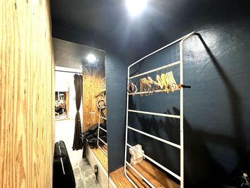 ハンガー常備の更衣室 - JK Studio 三宮 ウエストモンドビルB1 ダンスレッスンスタジオの室内の写真