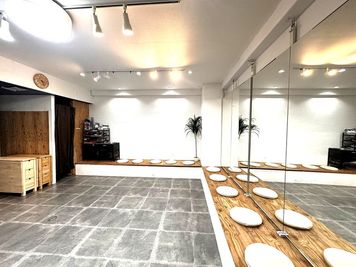 JK Studio 三宮 ウエストモンドビルB1 【地域最安値❗1500 -> 777円】ダンスレッスンスタジオの室内の写真