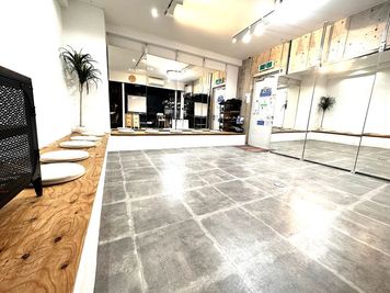 JK Studio 三宮 ウエストモンドビルB1 【地域最安値❗1500 -> 777円】ダンスレッスンスタジオの室内の写真