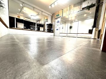 JK Studio 三宮 ウエストモンドビルB1 ダンスレッスンスタジオの室内の写真