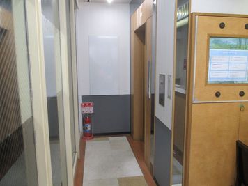 スペースレンタル相模原 ３０１号室の入口の写真