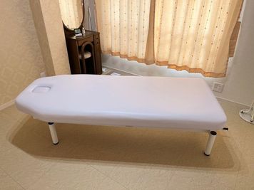 可動式エステベッド_ヘッドレストなしの状態 - シェアサロン　アクアウィズ川口 サロンAの設備の写真