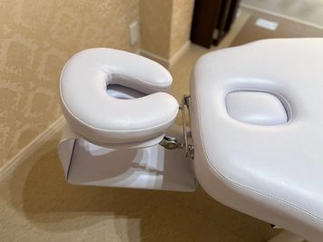 可動式エステベッド_ヘッドレスト - シェアサロン　アクアウィズ川口 サロンAの設備の写真