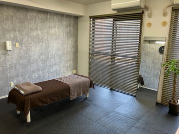 福島駅近くの広くて明るいプライベートサロン！マッサージはもちろん、ヨガやピラティス、トレーニングにも利用できます！ - 福島プライベートサロン