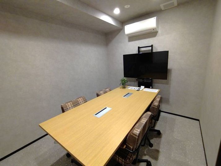 メインデスク、モニター - LOF Workspace 貸し会議室の室内の写真