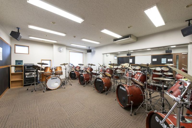 ドラムセットが6セットあるお部屋です！ - ヤマハミュージック浜松中央センター ドラム 防音部屋 L12教室の室内の写真