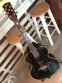 アコースティックギター(Gibson)も有料オプションで使用出来ます - AIビル CUEの設備の写真