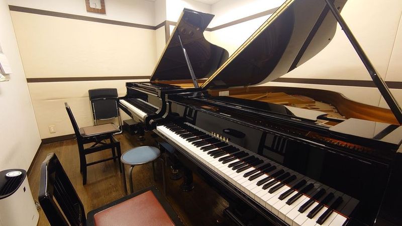 グランドピアノ2台のお部屋です♪ - ヤマハミュージック浜松中央センター グランドピアノ防音部屋 S1教室の室内の写真