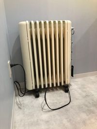 控え室にはエアコンがございませんので、オイルヒーターをご利用ください。 - FukagawaGarage Fukagawa Garage(フカガワガレージ)の室内の写真