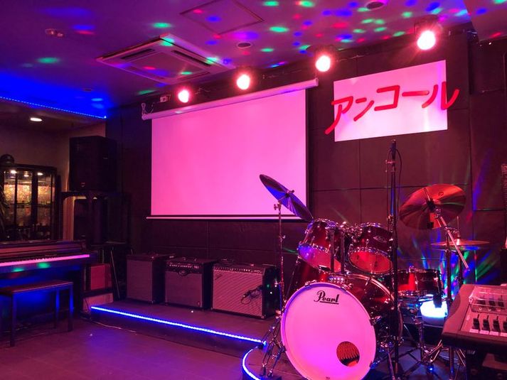バーカウンター、ステージのある広々したレンタルスナック - ライブスナック　アンコール
