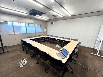 【廊下側は磨りガラスになっています】 - WORKING PARK EN＜リビエラ南青山ビル＞ 【閉店】406号室の室内の写真