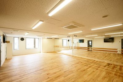 【千葉幕張：多目的スタジオ】🧘壁1面鏡張り（バレエバー付き）スタジオ✨ダンス／ヨガ／レッスン／フィットネス／会議 - ウィズダムアカデミーPRIME幕張ベイパーク校