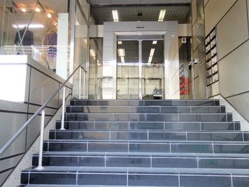 両国ステーションロハスビル３階会議室 多目的スペースの入口の写真