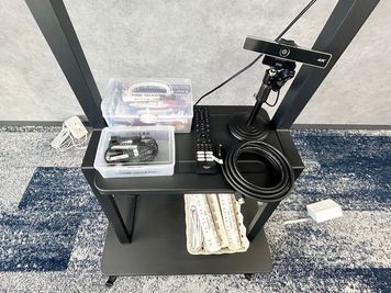 【延長コードなどの備品は、モニター台に設置しております】 - エキスパートオフィス横浜 【閉店】501の室内の写真