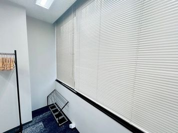 【ブラインドを閉めて利用することも可能です】 - エキスパートオフィス横浜 501の室内の写真