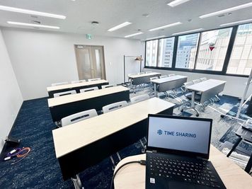 【司会台から一番後ろの席まで見渡せます】 - エキスパートオフィス横浜 【閉店】501の室内の写真