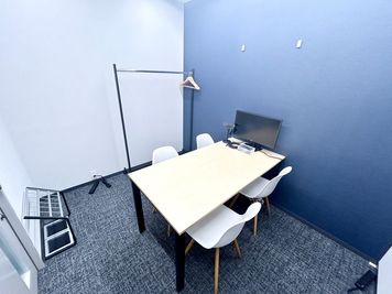 【少人数での会議や打ち合わせ、おひとり様でのテレワークにピッタリ！】 - エキスパートオフィス横浜 221の室内の写真