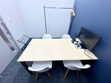 【対面で着席できるので、会議や打ち合わせにオススメです】 - エキスパートオフィス横浜 221の室内の写真