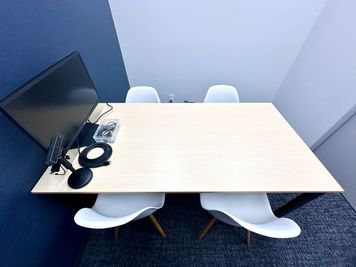 【対面で着席できるので、会議や打ち合わせにオススメです】 - エキスパートオフィス横浜 221の室内の写真