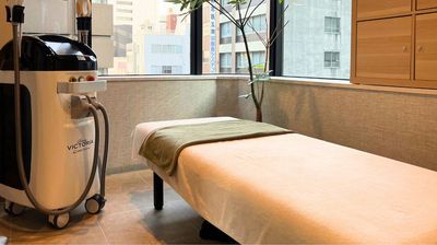 【直前割キャンペーン実施中★1,485円～】脱毛ができる！窓が広く明かり差し込むVIPなお部屋。エステ・整体などに - 銀座  シェアサロン SHARELO