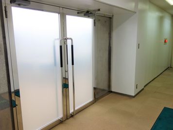 両国ステーションロハスビル３階会議室 多目的スペースの入口の写真