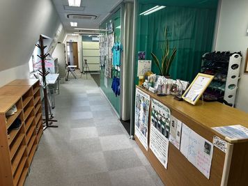 ウィンゲートトレーニングセンター 人工芝の室内フィールドの入口の写真