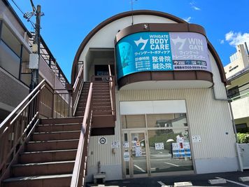 ウィンゲートトレーニングセンター 人工芝の室内フィールドの外観の写真